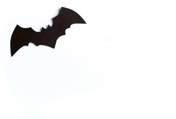 Concetto di Halloween, pipistrello nero su sfondo bianco, sfondo di Halloween atmosferico fatto a mano, fiocco, spazio copia, ritagliato — Foto Stock