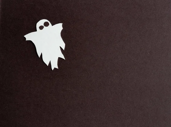 Хэллоуин концепции, белый призрак на коричневом фоне, ручной работы Хэллоуин фон, Flay, копировать пространство — стоковое фото