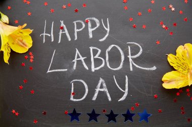 Tebeşirli İşçi Bayramı metniniz kutlu olsun. Amerikan tarzında şenlikli alstromerya çiçekleri.