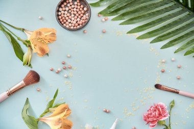 Aksesuarları, tropik yaprakları, çiçekleri ve tozu olan yaz arkaplanı. Güzellik konsepti uzayı taklit ediyor. Kadınsı kavram