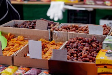 Yerel çiftçi pazarında satılık kuru meyveler.