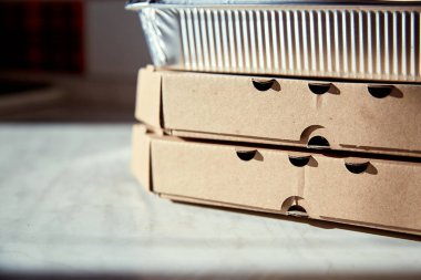 Coronavirüs salgını sırasında eve servis. Güneş ışığında fotokopi alanı olan yiyecek kutuları. 