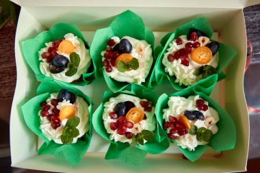 Meyvelerle süslenmiş renkli şekersiz kekler.