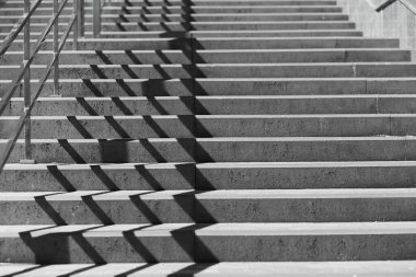 Gri merdiven arka plan dokusu ve son moda gölgeler. Boşluğu kopyala