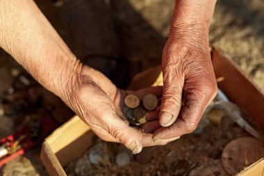 Yaşlı kadınların elinde eski Sovyet sikkeleri. Tasarruf kavramı. Dünya Müzesi Günü konsepti