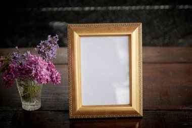 Zarif çerçeveyi leylak çiçekleriyle süslemek. Modern iç mekan, minimalist konsept. Uzayı kopyala Moda şablonu