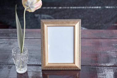 Zarif bahar, çerçeveyi lale çiçeğiyle süslüyor. Modaya uygun bir model. Modern iç mekan, minimalist konsept. Uzayı kopyala Eğilim tedavisi