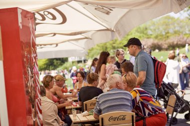 Kyiv, Ukrayna - 16 Mayıs - Karantinadan sonra sokak kafeleri açıldı. İnsanlar pazar günü güneşli havada terasta dinleniyorlar.