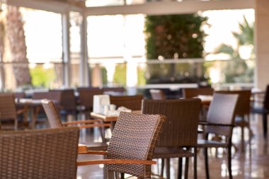 İnsansız boş bir restoran. Salgın kriz konsepti