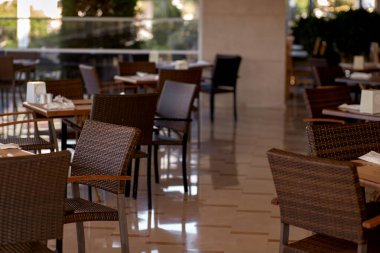 İnsansız boş bir restoran. Salgın kriz konsepti