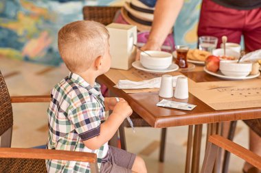 Kemer, Türkiye - 21 Mayıs: Bir restoranda yürüyen çocuk kahvaltısını yapıyor. 