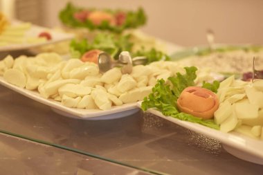 Tüm kapsayıcı restoranlar, tüm kapsayıcı yemekler: farklı zevkler için geniş bir yiyecek çeşidi