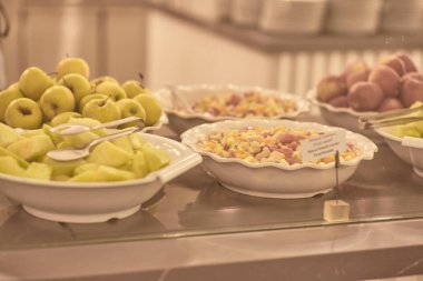 Tüm kapsayıcı restoranlar, tüm kapsayıcı yemekler: farklı zevkler için geniş bir yiyecek çeşidi. Tatil sezonunda popüler yemek servisi.