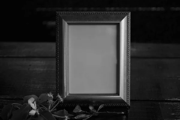 Atmosferyczny czarno-biały obraz ramki makiety. Koncepcja minimalistyczna. — Zdjęcie stockowe