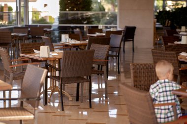 Kemer, Türkiye - 21 Mayıs: Bir restoranda yürüyen çocuk kahvaltısını yapıyor. 