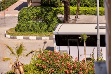 Kemer, Türkiye - 20 Mayıs 05: Güneşli bir günde turist beyaz modern otobüsü yolda. Yukarıdan görüntüle