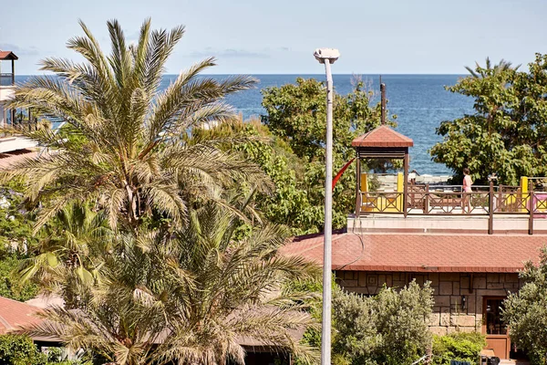 Otelin ilk hattı. Güneşli bir günde terastan denize manzara seyretmek. Yaz tatili kavramı — Stok fotoğraf