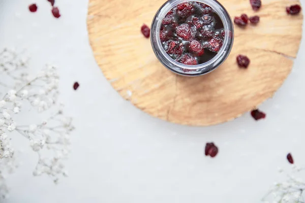 Zdrowy produkt fermentacji miodu z żurawiną. Konserwująca żywność w domu, przytulne, rustykalne mieszkanie leżał. Pyszna koncepcja receptury. Jedzenie przeciwwirusowe. przeciwbakteryjny, przeciwwirusowy produkt. Widok z góry z kopią — Zdjęcie stockowe