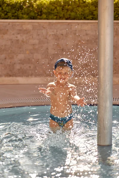 Kaukaski cute maluch pływa i zabawy w małym basenie do pływania. Pojęcie wakacji letnich i zabawy — Zdjęcie stockowe
