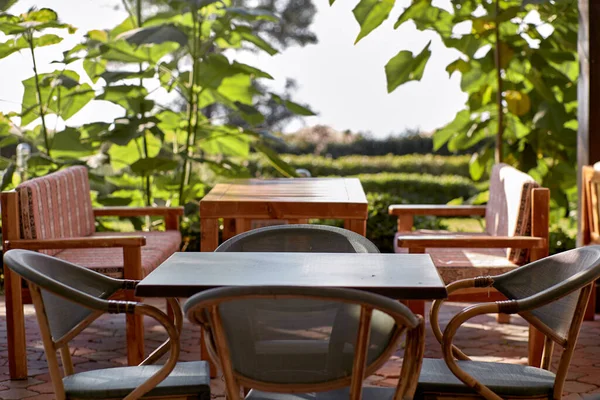 Strandbar, tafels en stoelen bij helder zonnig weer. Zomer en vakantie concept — Stockfoto