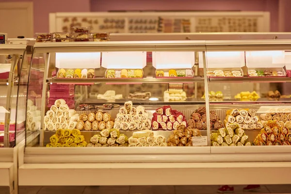 Gran selección de delicias turcas en la tienda. Un surtido de colorido placer turco y baklava. Postre clásico nacional turco —  Fotos de Stock