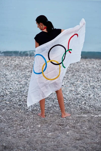 Kemer Turecko Června 2021 Žena Pokryta Olympijskou Vlajkou Mořském Pobřeží — Stock fotografie