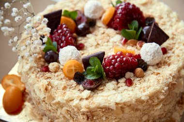 Meyveli ev yapımı ballı puf kek. Doğum günü kavramı