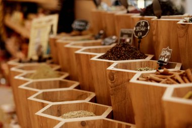 Kemer, Türkiye - 25 Mayıs 2021: Türk hediyelik eşya dükkanında geniş bir çeşni çeşidi. Hediyelik eşya dükkanından baharat seçimi.