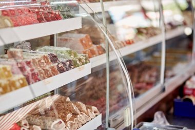 Süpermarkette Türk Ulusal Klasik Tatlısı. Süpermarkette renkli Türk lokumu ve baklava çeşitleri. Mağazada büyük bir Türk lokumu seçimi. 