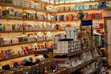 Kemer, Türkiye - 25 Mayıs - Tezgahta doğal kozmetik, yağlar, hediyelik eşyalar, Türk lezzetleri. Türk kozmetik mağazası. Arka plan bulanık. Boşluğu kopyala