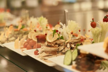 Limonlu sebzeli dürüm, salatalık, açık büfeden otel sistemi için vişneli domates. Sebze yahnisi. Yüksek kalite fotoğraf