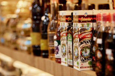 Kemer, Türkiye - 25 Mayıs - Hipermarketteki tezgahlarda Türk lezzetleri, çayları, sosları ve hediyelik eşyalar. Türk lokumu mağazası. Bulanık arkaplan