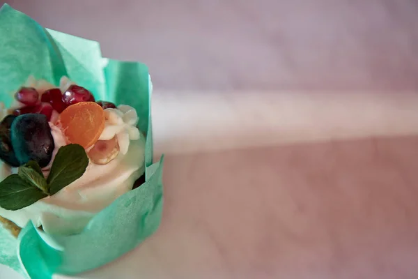 Fruits enveloppés et gâteaux à la menthe, une alternative au gâteau d'anniversaire. Sans sucre. Vue de dessus. Espace de copie. Joyeux anniversaire concept ou joyeuses vacances — Photo