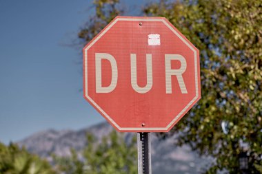 Türkiye 'de dağların önünde Türk DUR' sunda yol tabelası yasaklandı. Yüksek kalite fotoğraf