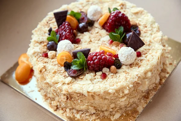 Birthday cake. Garnished with fruits, berries and chocolate. Festive mood — Stok fotoğraf