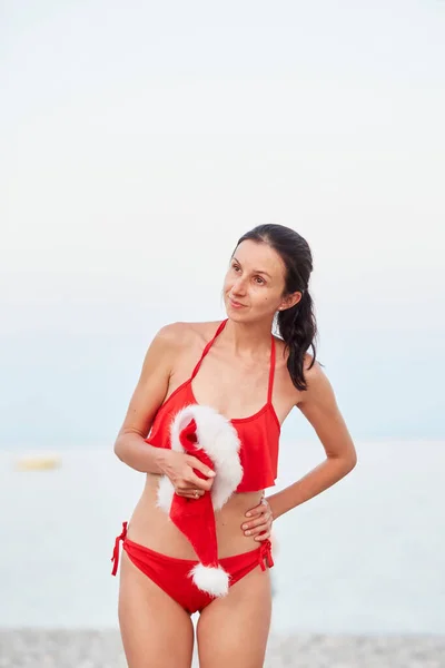 Giovane Donna Caucasica Sta Celebrando Capodanno Natale Sulla Spiaggia Sul — Foto Stock