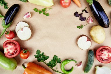 Sebze çerçevesi: pancar, fesleğen, patlıcan, maydanoz, dolma biber, acı biber, patates, salatalık, havuç. İtalyan sebze tarifi. Vejetaryen konsepti yiyecekler. Üst görünüm, kopyalama alanı. Yüksek kalite fotoğraf