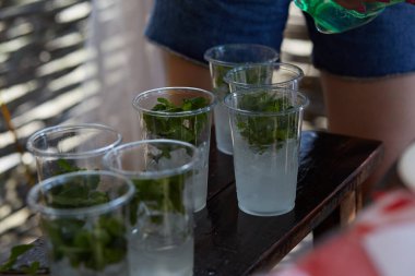 Bekarlığa veda partisinde genç bir kadın şirket için mojito kokteyli hazırlıyor. Hazırlık talimatları. Üçüncü adım. Yüksek kalite fotoğraf