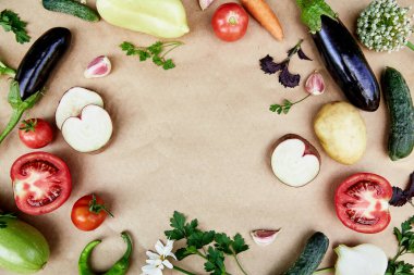 Sebze çerçevesi: pancar, fesleğen, patlıcan, maydanoz, dolma biber, acı biber, patates, salatalık, havuç. İtalyan sebze tarifi. Vejetaryen konsepti yiyecekler. Üst görünüm, kopyalama alanı. Yüksek kalite fotoğraf