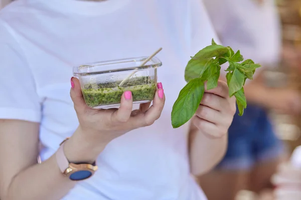 Cozinha Casa Molho Pesto Manjericão Verde Nas Mãos Mulher Jovem — Fotografia de Stock