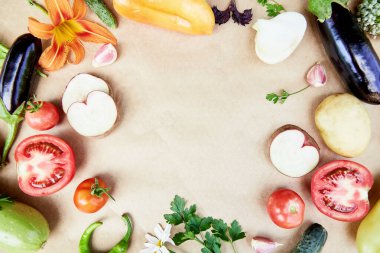 Sebze çerçevesi: pancar, fesleğen, patlıcan, maydanoz, dolma biber, acı biber, patates, salatalık, havuç. İtalyan sebze tarifi. Vejetaryen konsepti yiyecekler. Üst görünüm, kopyalama alanı. Yüksek kalite fotoğraf