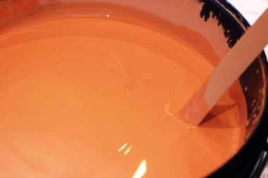 Duvarı boyamaya hazırlanıyorum. Ev yenileme geçmişi. Yüksek kalite fotoğraf