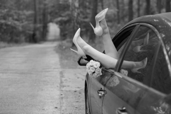 Elegante Feminine Beine Der Braut Aus Dem Autofenster Trendige Kreative — Stockfoto