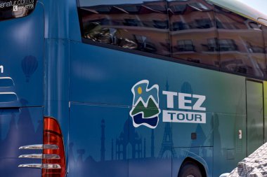 Kemer, Türkiye - 24 Mayıs 2021: TEZ-tur seyahat otobüsü kapanıyor. Yaşam tarzı editör görüşü. Yüksek kalite fotoğraf