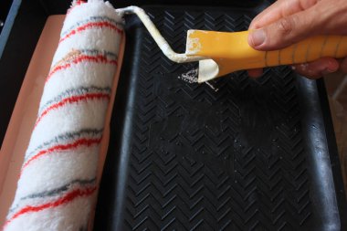 Duvarı fırça, boya ve paten fırçasıyla boyamaya hazırlanıyorum. Üst Manzara. Ev tadilatı. Yüksek kalite fotoğraf