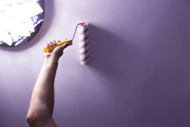 Tavan boyama. Ev tadilatı. Uzayı kopyala Yüksek kalite fotoğraf