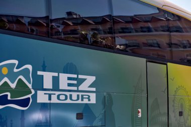Kemer, Türkiye - 24 Mayıs 2021: TEZ-tur seyahat otobüsü kapanıyor. Yaşam tarzı editör görüşü. Yüksek kalite fotoğraf