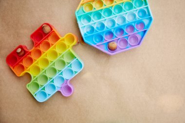 Fındıklı oyuncağı at. Motor becerileri geliştirmek için oyunlar icat etti. Gökkuşağı duyusal kıpırdaması it onu. Yüksek kaliteli fotoğrafı kapat