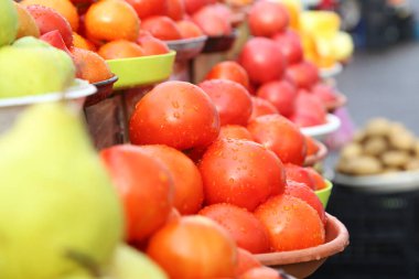 Yerel tarım pazarında domates satışı, eko sebzeler, sulu ürünler. Organik ürün alışverişi. Sağlıklı bakkal. Yüksek kalite fotoğraf