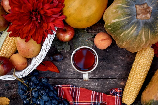 Höstestetiskt Rustikt Stilleben Frukt Grönsaker Och Kopp Pumpa Päron Äpple — Stockfoto